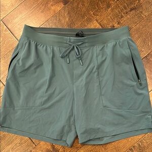 Lululemon men’s Pacebreaker shorts XL GREEN